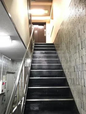鍋嶋ビルの外観