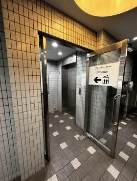 松楽ビルの外観