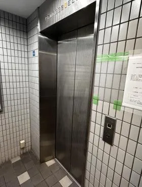 松楽ビルの外観