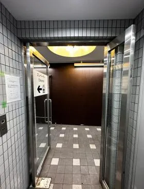 松楽ビルの外観