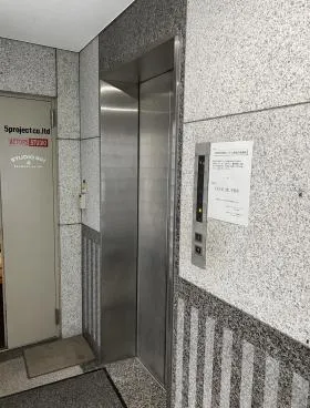 八重苅ビルの外観