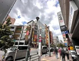 地上に出たら小滝橋通り沿いを大久保駅方面に直進する