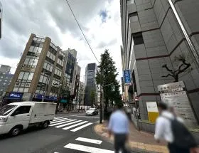 途中の横断歩道で反対側に渡り、もう少し直進すれば当ビル着