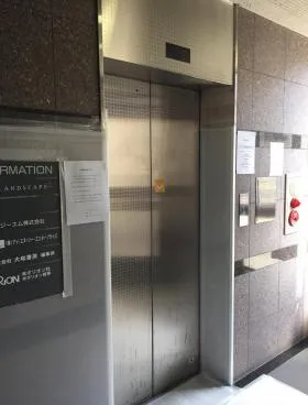 山水ビルの外観