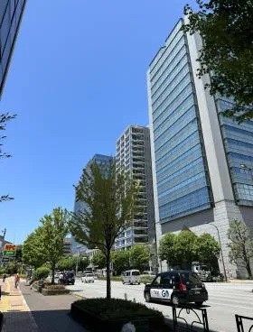 エー・ゼットキュウブビルの外観