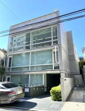 春日尚学ビルの外観