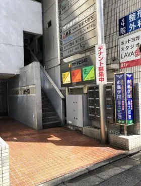 カドヤ10ビルの外観