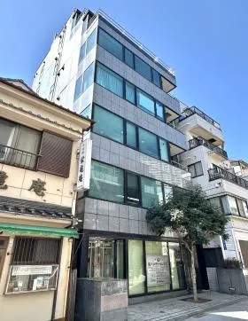 アドバンス上地ビルの外観