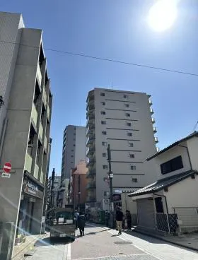 アドバンス上地ビルの外観