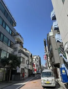 アドバンス上地ビルの外観