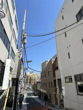 アドバンス上地ビルの外観