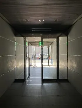 渡辺コーポレーションビルの外観