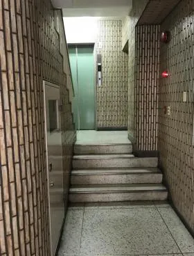 進盛ビルの外観