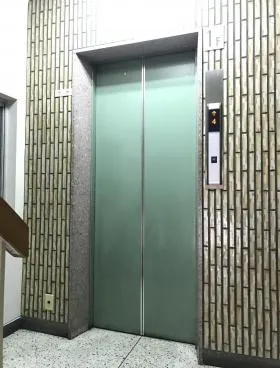進盛ビルの外観
