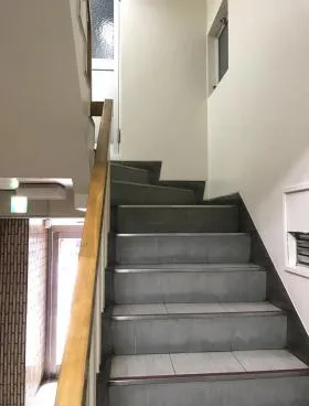 進盛ビルの外観