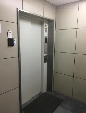 STビルの外観