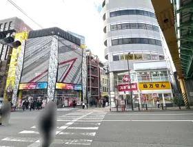 駅前の横断歩道を渡る