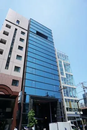 紫ビルの外観