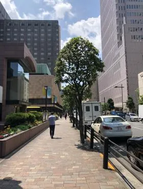 紫ビルの外観