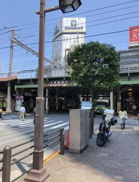 紫ビルの外観