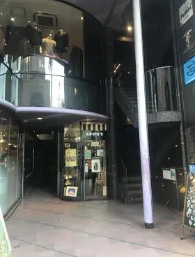 紫ビルの外観