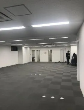 紫ビルの外観