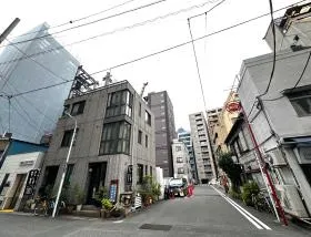 突き当たるまで直進し、左に曲がれば当ビル着