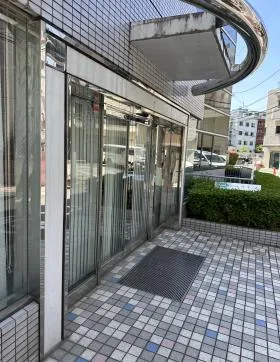 布施ビル本館の外観