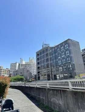 布施ビル本館の外観