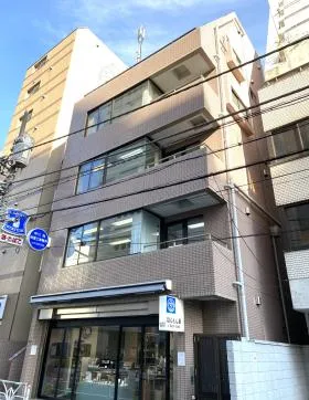 的場ビルの外観
