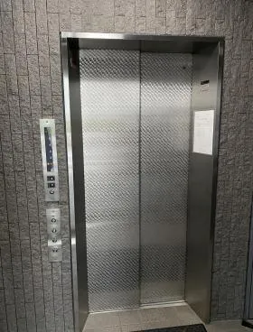的場ビルの外観