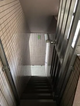的場ビルの外観