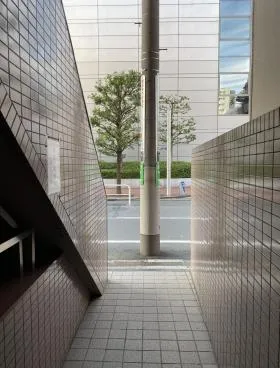 的場ビルの外観