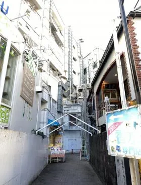 コクサイC館ビルの外観
