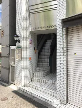 スリーオークスビルの外観