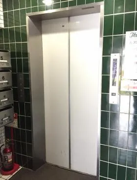 スリーオークスビルの外観