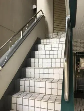 スリーオークスビルの外観