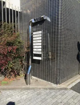 霞ビルの外観
