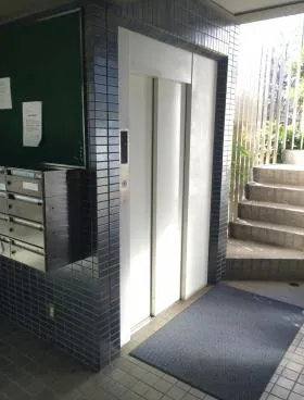 霞ビルの外観