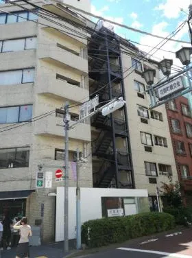 御苑メインビルの外観