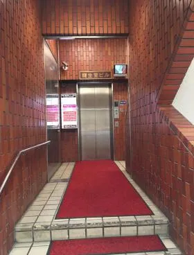 新宿龍生堂ビルの外観