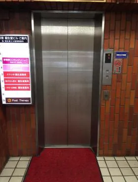 新宿龍生堂ビルの外観