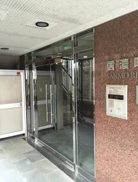 信濃町SANMOビルの外観