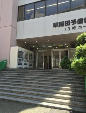 早稲田13時ホールの外観