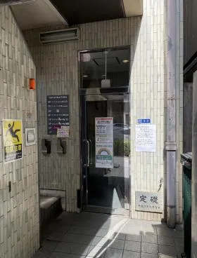 ホリーズ日本橋ビルの外観