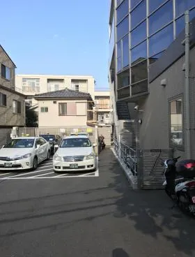 日個連会館ビルの外観