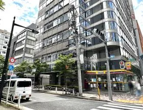 ミニストップ前の横断歩道を渡り左へ曲がる