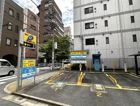 駐車場の手前で右に曲がれば当ビル着