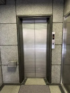 パインクレストビルの外観
