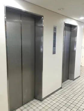 矢満登ビルの外観